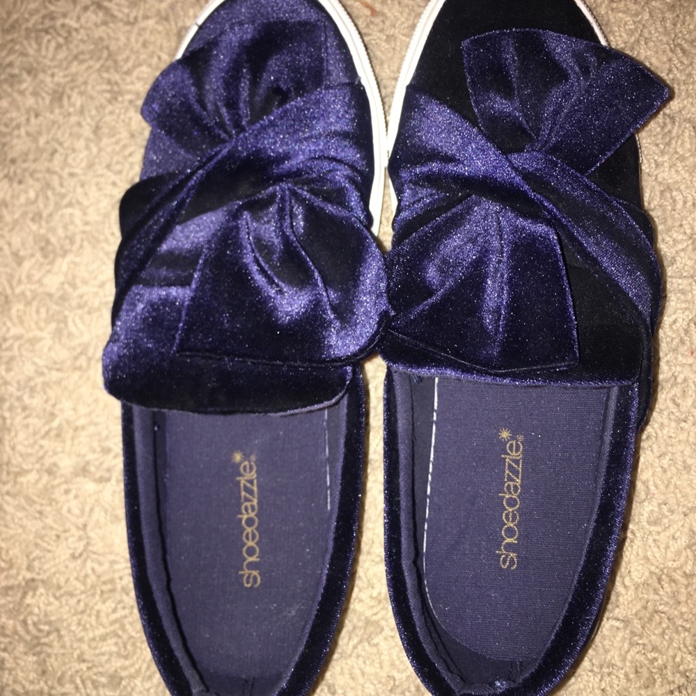 BLUE VELVET BOWED SNEAKERS